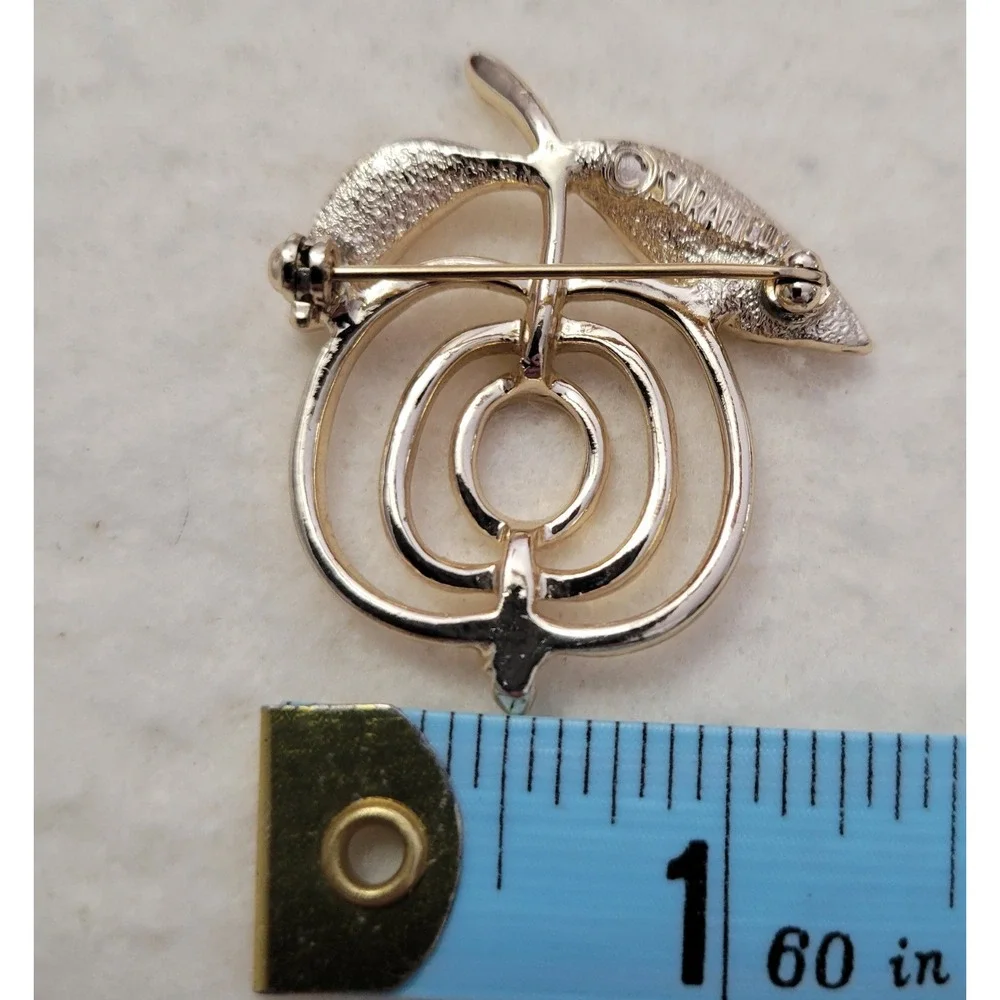 Vintage SARAH COVENTRY Signed Gold Tone Apple Fruit Food Teacher Brooch Pin 1.5